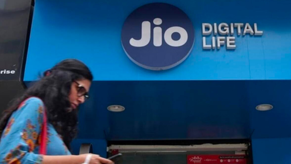 এসএমএস এবং ডেটার মতো আরও একটি ব্যাপারে এগিয়ে রয়েছে জিয়োর ৩৯৯-এর পোস্টপেড প্ল্যানটি। তা হল প্ল্যানের সঙ্গে ওটিটি পরিষেবা।