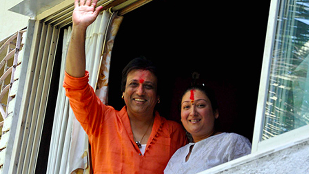 জুহুর ‘জলদর্শন’ আবাসনে থাকতেন গোবিন্দর পরিজনরা। সেখানকার অন্য আবাসিকরা আপত্তি জানিয়ে বলেন, আবাসনের বাসিন্দারা গাড়ি রাখতে পারেন। মোষ নয়।