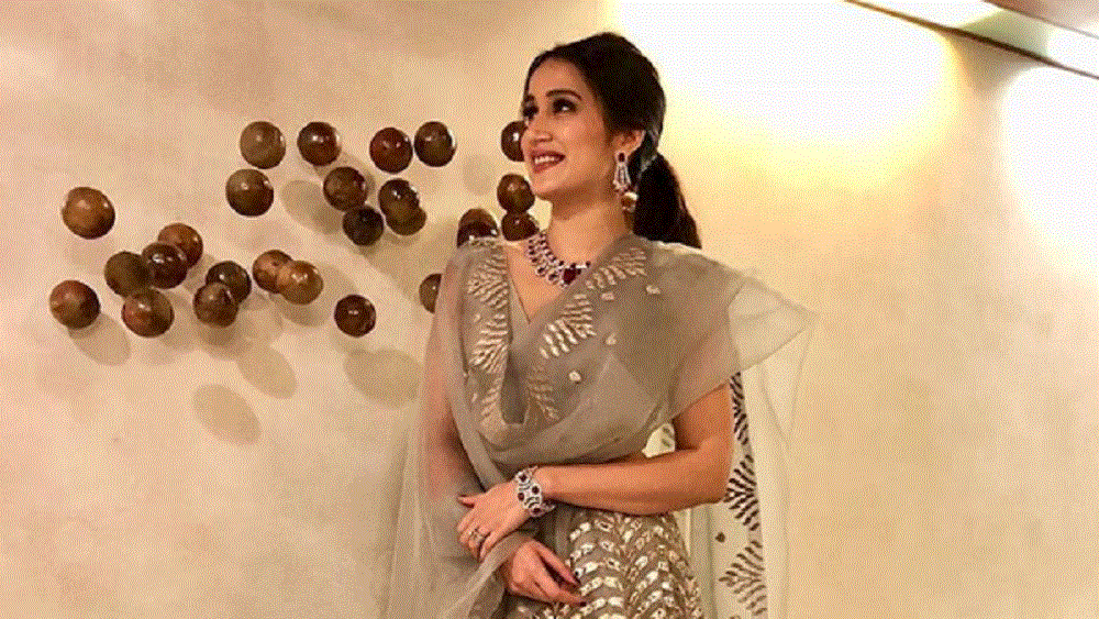 রিয়্যালিটি শোয়ের দৌলতে সেলেবদের বাড়ির অন্দরমহলেও এখন অবাধ যাতায়াত আম জনতার। জাহির ও সাগরিকা যদিও ব্যক্তিগত জীবন আড়ালে রাখতেই পছন্দ করেন। তবে লকডাউনে একটা দীর্ঘ সময় বাড়িতেই ছিলেন তাঁরা। সেখান থেকেই নানা ছবি ও ভিডিয়ো পোস্ট করেছেন সোশ্যাল মিডিয়ায়। বাড়িতে বন্ধু-বান্ধবদের নিয়ে তাঁদের আড্ডার ছবিও সামনে এসেছে। তাতেই অন্দরসজ্জায় তাঁদের রুচিবোধ সম্পর্কে ধারণা মিলেছে।