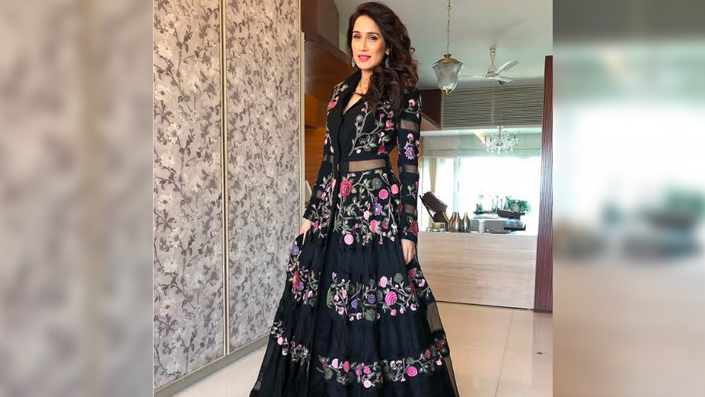 বিয়ের আগে মুম্বইয়ের যে ফ্ল্যাটে থাকতেন, সেখানেই সাগরিকার সঙ্গে সংসার পেতেছেন জাহির। তবে নামী কোনও ইন্টেরিয়র ডিজাইনারের হাতে অন্দরসজ্জার দায়িত্ব না ছেড়ে দিয়ে, দিদি নন্দিতার সাহায্য নিয়ে অত্যন্ত ছিমছাম ভাবে ফ্ল্যাটের প্রতিটি কোণা সাজিয়েছেন সাগরিকা। ধূসর, সোনালী এবং সাদা, ফ্ল্যাটের সর্বত্র এই তিনটি রংই প্রাধান্য পেয়েছে। এর সঙ্গে কোথাও কোথাও রয়েছে ময়ুরপঙ্খীবর্ণ, যা তাঁদের আভিজাত্যের ছোঁয়া এনেছে।