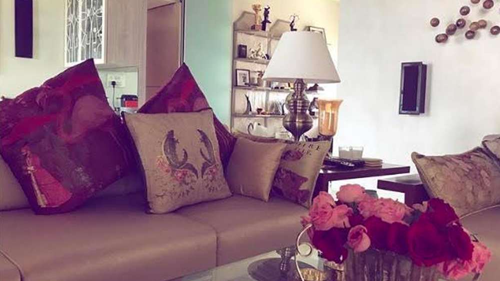 মূলত কাঠের আসবাবেই বাড়ি সাজিয়েছেন সাগরিকা। লিভিং রুমের সোফাও কাঠের তৈরি। তার উপর অফ হোয়াইট রংয়ের গদি। সঙ্গে সোনালি, ময়ূরপঙ্খীবর্ণের কুশন। সোফার পাশে টেবিলের উপর রয়েছে একটি ল্যাম্পশেড। আর মধ্যিখানে রয়েছে কফি টেবিলের উপর ফুলদানি ও গ্লাস ক্যান্ডল।