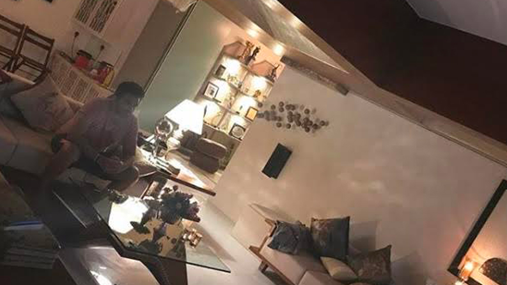 লিভিং রুমের একপাশে রয়েছে টেলিভিশন ও হোম থিয়েটার সেট। সোফায় বসে তাতে ম্যাচ দেখেন জাহির। কফি টেবিলের সামনে পাতা রয়েছে ধূসর রংয়ের কার্পেটও। সাগরিকা নাকি নিজেই সেটি পরিষ্কার পরিচ্ছন্ন রাখেন। এ ছাড়াও কাঠের তৈরি ফোল্ডিং চেয়ার রয়েছে লিভিং রুমে।