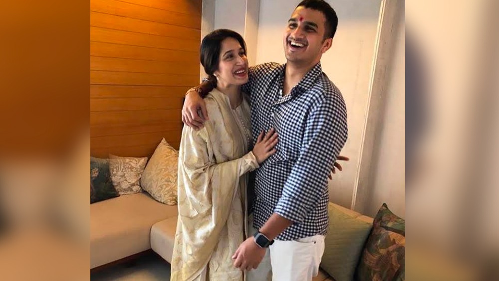 দেওয়াল নিয়েও পরীক্ষা নিরীক্ষা করেছেন সাগরিকা। শোওয়ার ঘর এবং লিভিং রুমের দেওয়াল মূলত সাদা হলেও, কোনও কোনও জায়গায় দেওয়ালে কাঠের কারুকার্য করিয়েছেন। একটি দেওয়ালে আবার ফুলপাতার নকশাও রয়েছে। লাল রঙের কার্পেটে পা রাখার আগে তার সামনে দাঁড়িয়ে ছবি তুলে সোশ্যাল মিডিয়ায় পোস্ট করেন সাগরিকা।