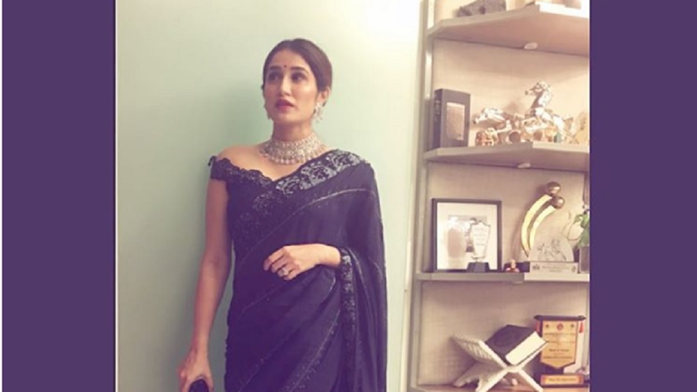 লিভিং রুমের এক কোণে একটি কাঠের শেলফ রয়েছে। তাতে যাবতীয় পুরস্কার সাজিয়ে রেখেছেন জাহির ও সাগরিকা। তার পাশে দেওয়ালে অন্য মাত্রা এনে দিয়েছে অ্যাবস্ট্রাক্ট আর্টিফ্যাক্টস।