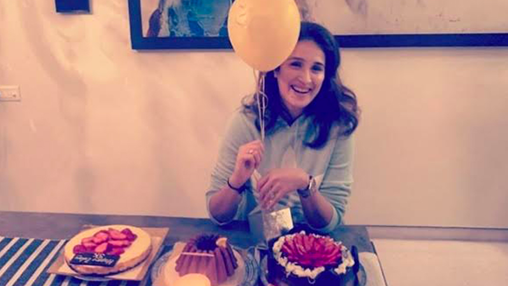 ডাইনিং হলেও সাদামাদা কাঠের টেবিলই পছন্দ করেছেন সাগরিকা। সঙ্গে সাদা-কালো ডোরাকাটা টেবিলক্লথ। তবে দেওয়ালে ঝোলানো বিরাট আকারের অ্যাবস্ট্র্যাক্ট আর্টওয়ার্ক ডাইনিং হলটিতে অন্য মাত্রা যোগ করেছে।