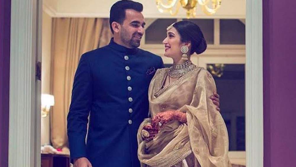 শোওয়ার ঘরে ঢোকার আগে দরজার দু’পাশের দেওয়ালে বেগুলি রং লাগানো হয়েছে। বিয়ের রিসেপশনে যাওয়ার আগে সেখানে দাঁড়িয়ে ছবি তোলেন জাহির ও সাগরিকা। পরে বিবাহবার্ষিকীতে সেই ছবি পোস্ট করেই সোশ্যাল মিডিয়ায় স্ত্রীকে শুভেচ্ছা জানান। দেওয়ালের ওই বেগুনি রংই ছবিটিকে রাজকীয় করে তুলেছিল।