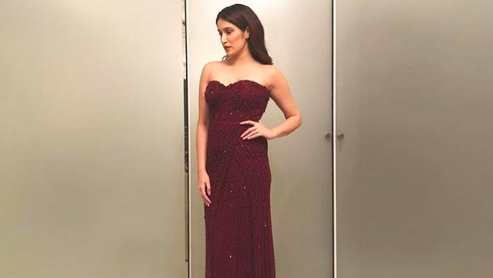 ঘরে রাখার জন্যও ধূসর রংয়ের আলমারি পছন্দ করেছেন সাগরিকা। তার নীচে রয়েছে সাদা রংয়ের বর্ডার। আলমারির সামনে দাঁড়িয়েও ছবি তুলে সোশ্যাল মিডিয়ায় পোস্ট করেন তিনি।