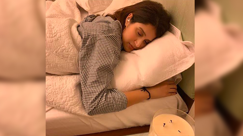 শোওয়ার ঘরটিও ছিমছামই রেখেছেন সাগরিকা। গাঢ় খয়েরি রংয়ের কাঠের তৈরি খাট বেছে নিয়েছেন তিনি। বিছানার চাদর, বালিশের কভার এবং ব্ল্যাঙ্কেট সবই সাদা।