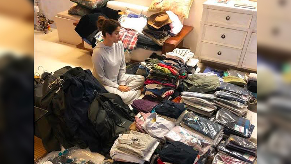 খাওয়া-দাওয়া থেকে জামাকাপড়, জাহিরের সব কাজেই নজর সাগরিকার। এমনকি আলমারি পরিষ্কার করার দায়িত্বও তাঁর। ছবি তুলে তার প্রমাণ দিয়েছেন জাহির।