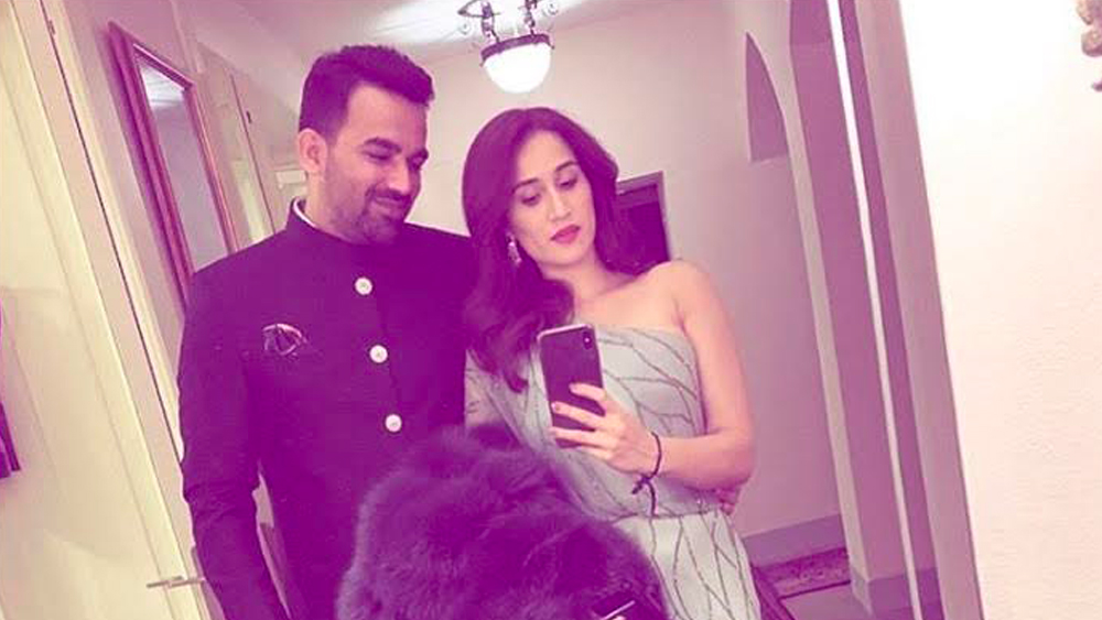 এমনিতে তাঁদের ফ্ল্যাট বেশ খোলামেলাই। তার মধ্যেই সাগরিকার আলোর বাছাই নজর কেড়েছে। পেল্লাই আকারের ঝাড়বাতির তুলনায় আধুনিক ঝাড়বাতিই পছন্দ তাঁর। লিভিং রুম, ডাইনিং রুম থেকে ঘর— সর্বত্রই সেই আলো রয়েছে। তা ছাড়াও ল্যাম্পশেড তো রয়েইছে। এ ছাড়াও মোমবাতির উপর যে তাঁর দুর্বলতা রয়েছে, ঘরের যত্রতত্র নজর রাখলেই তার প্রমাণ মিলবে।