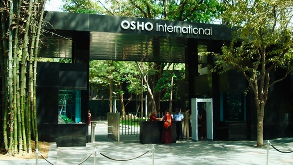 কিছু বছর পরে ভারতে আসেন। প্রথম কয়েক বছর কাটিয়েছিলেন ওশো রজনীশের আশ্রমে।