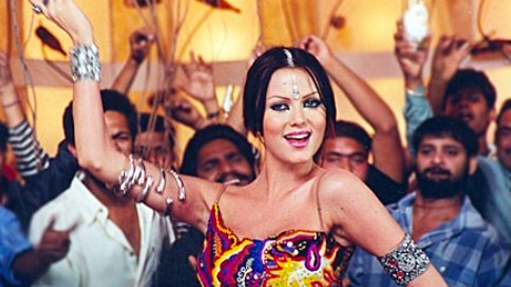 ২০০২ সালে বলিউডে আত্মপ্রকাশ ইয়ানার। ‘দম’ ছবিতে তাঁকে দেখা গিয়েছিল ‘বাবুজি জারা ধীরে চলো’ গানের দৃশ্যায়নে।