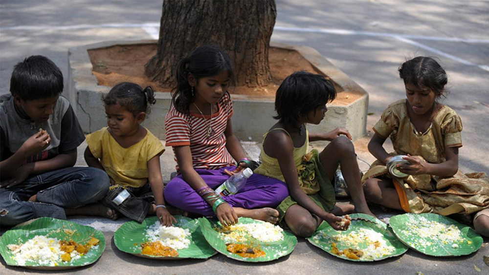 শুক্রবার এই তালিকা প্রকাশিত হয়েছে। তাতে দেখা গিয়েছে ক্ষুধা মেটানোর নিরিখে ভারতের তুলনায় শ্রীলঙ্কা, বাংলাদেশ, নেপাল এবং পাকিস্তান ভাল অবস্থানে রয়েছে।