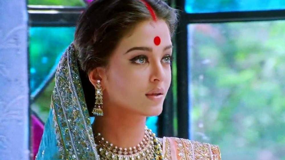 ২০০২ সালে সঞ্জয় লীল ভন্সালীর ‘দেবদাস’ ঐশ্বর্য রাইয়ের (পার্বতী) বিপরীতে ভুবন চৌধুরীর ভূমিকায় অভিনয় করেন তিনি।