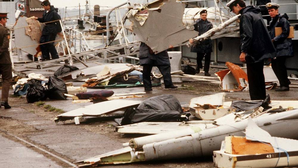 বিজয়েন্দ্রর বোন সঙ্গীতা ঘাটগে ছিলেন এক জন বিমানসেবিকা। ১৯৮৫ সালের ২৩ জুন এয়ার ইন্ডিয়ার একটি বিমানে মাঝ আকাশে বিস্ফোরণ হয়। নাশকতার যোগসূত্রও মেলে। মন্ট্রিল থেকে দিল্লি ফিরছিল বিমানটি। সেই বিমান বিস্ফোরণে মারা যান সঙ্গীতা। বিবাহবিচ্ছেদ এবং বোনের মৃত্যু বিজয়েন্দ্রকে মারাত্মক কষ্ট দিয়েছিল। সন্ত্রাসবাদ নিয়ে সরবও হয়েছেন অভিনেতা।