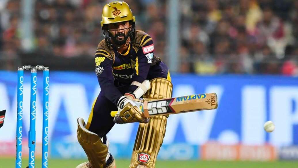 দীনেশ কার্তিক: অধিনায়ক তো বটেই, ব্যাটসম্যান হিসেবেও পর পর ম্যাচে ব্যর্থতায় তাঁকে নিয়ে চিন্তা বেড়েছে দলের। নিজে থেকেই অধিনায়কের ব্যাটন তুলে দিয়েছেন অইন মর্গ্যানের হাতে। এ বার কি ব্যাট হাতে সব জবাব মাঠেই দেবেন কার্তিক?