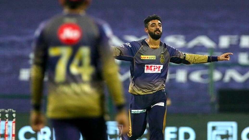 বরুণ চক্রবর্তী: তিনি নাকি বিস্ময় স্পিনার! যাঁর বলের ভেল্কিতে দলের উপকারও হচ্ছে ভালই। বরুণের জন্যই দলের বাইরে রয়েছেন  কুলদীপ যাদব, এমনটা মনে করছেন অনেকে। আবু ধাবির মাঠে ফের হায়দরাবাদের বিরুদ্ধেও দেখা যেতে পারে তাঁর স্পিনের যাদু!