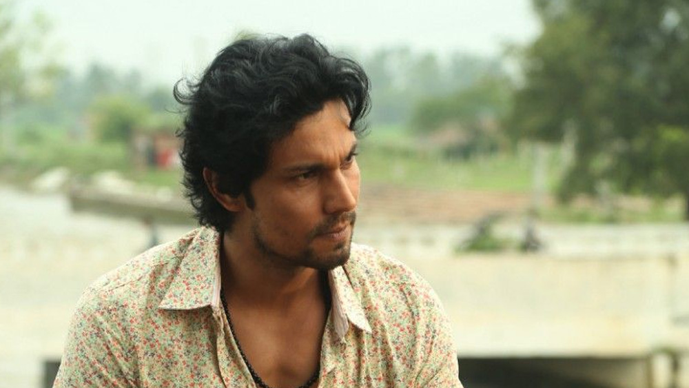 রোহতকের এক জাঠ পরিবারে রণদীপের জন্ম ১৯৭৬ সালের ২০ অগস্ট। তাঁর বাবা রণবীর হুডা চিকিৎসক এবং মা আশাদেবী একজন সমাজসেবী। চিকিৎসক হিসেবে রণবীরের কর্মজীবন কেটেছে বিভিন্ন দেশে। বেশিরভাগ সময় তিনি থাকতেন মধ্যপ্রাচ্যে।