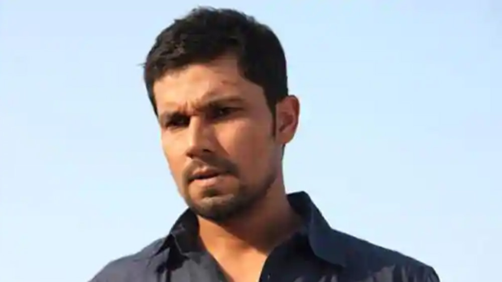 দিদি অঞ্জলি এবং ভাই সন্দীপের সঙ্গে রণদীপের শৈশব কেটেছে তাঁর দিদার কাছে। বর্তমানে অঞ্জলিও একজন চিকিৎসক। কর্মরত আমেরিকায়। সন্দীপ একজন সফ্টওয়্যার ইঞ্জিনিয়ার। তিনি থাকেন সিঙ্গাপুরে।