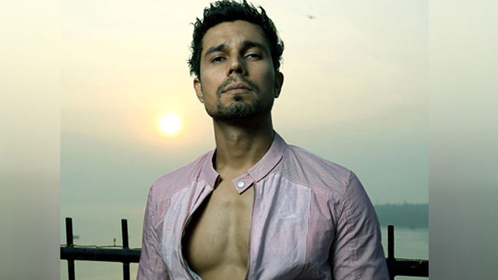 ছোটবেলায় রণদীপ পড়তেন হরিয়ানার মতিলাল নেহরু স্কুল অব স্পোর্টসে। সেখানে পড়াশোনার পাশাপাশি সমানতালে চলত সাঁতার এবং ঘোড়সওয়ারি। জাতীয় স্তরে এই দু’টি স্পোর্টসে পদকও জয় করেছেন তিনি।