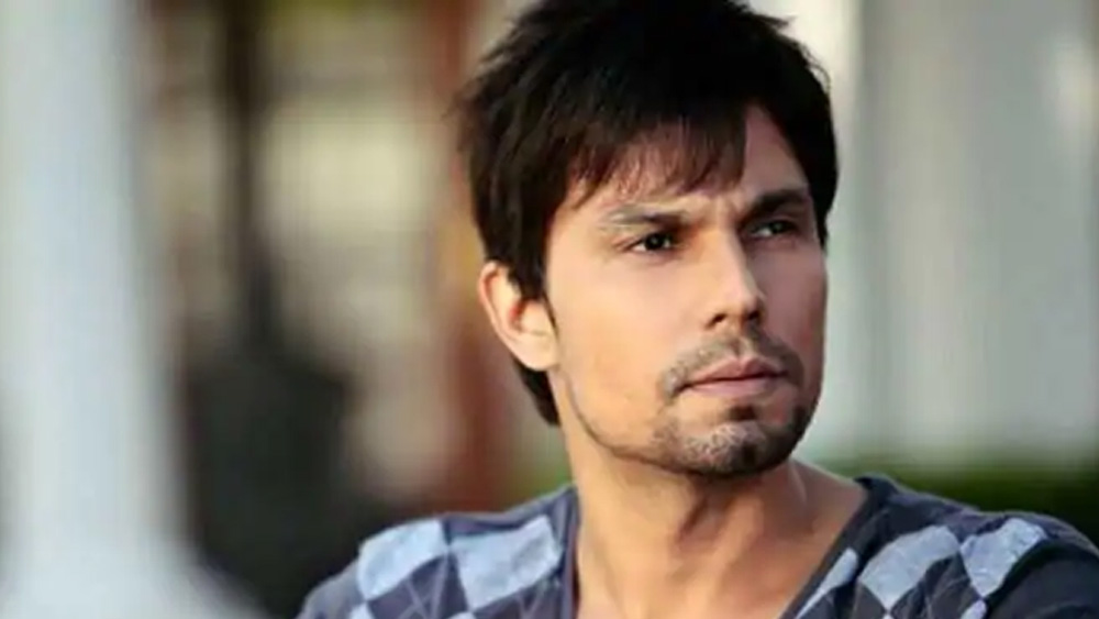 তাঁর বাবা মায়ের ইচ্ছে ছিল তিনি বড় হয়ে চিকিৎসক হবেন। পরবর্তীতে তাঁকে ভর্তি করা হয় দিল্লি পাবলিক স্কুলে। নতুন স্কুলের পরিবেশের সঙ্গে মানিয়ে নিতে তাঁর সমস্যা হয়েছিল। স্বীকার করেছেন রণদীপ।