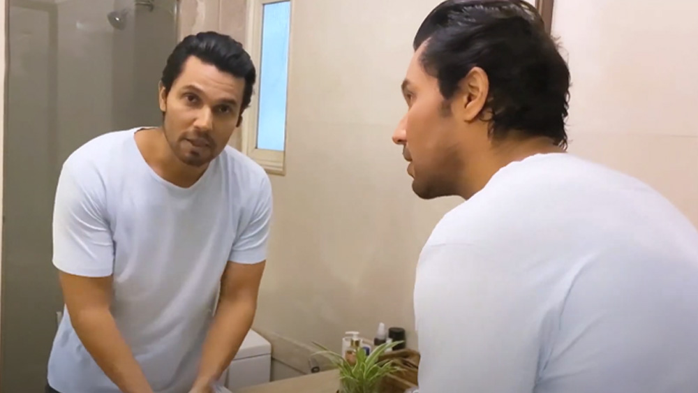 স্কুলপাঠের পরে রণদীপ পাড়ি দেন অস্ট্রেলিয়ায়। সেখানে তিনি বিজনেস ম্যানেজমেন্টে স্নাতকোত্তর করেন। কিন্তু পাঠক্রমের প্রথম বছরেই তিনি অকৃতকার্য হন। ভয়ে সে কথা জানাতে পারেননি বাড়িতে।