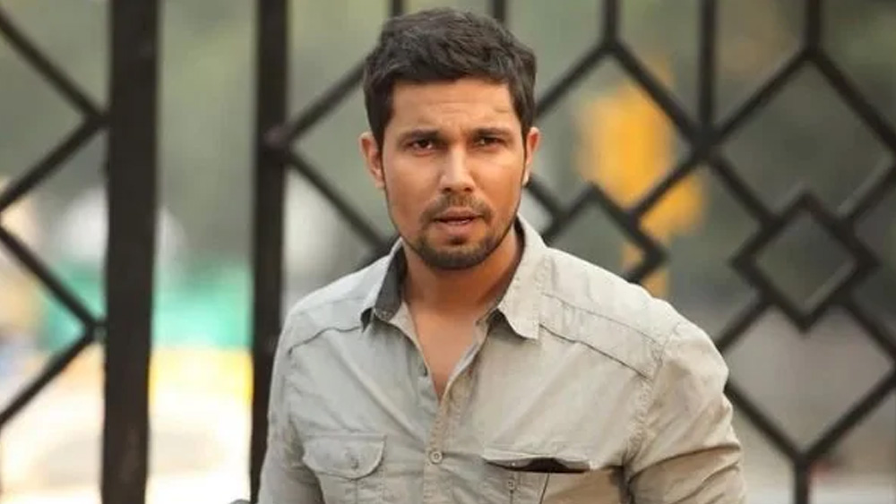 বিদেশে নিজের খরচ চালানোর জন্য রেস্তোরাঁকর্মী, গাড়ির ক্লিনার, ওয়েটার এবং দু’ বছরের জন্য ট্যাক্সিচালকের কাজও করেছেন। বিকেল ৫ টা থেকে ভোর ৫ টা অবধি তিনি ট্যাক্সি চালাতেন।