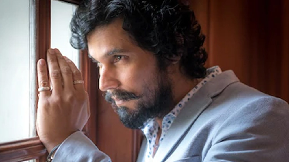 ২০০০ সালে ভারতে ফিরে আসেন রণদীপ। কাজ করেন এয়ারলাইন সংস্থায়। দিল্লিতে শখের থিয়েটারে অভিনয়ের পাশাপাশি মডেলিংও শুরু করেন তিনি। ছবিতে প্রথম অভিনয়ের সুযোগ পান মীরা নায়ারের কাছ থেকে।