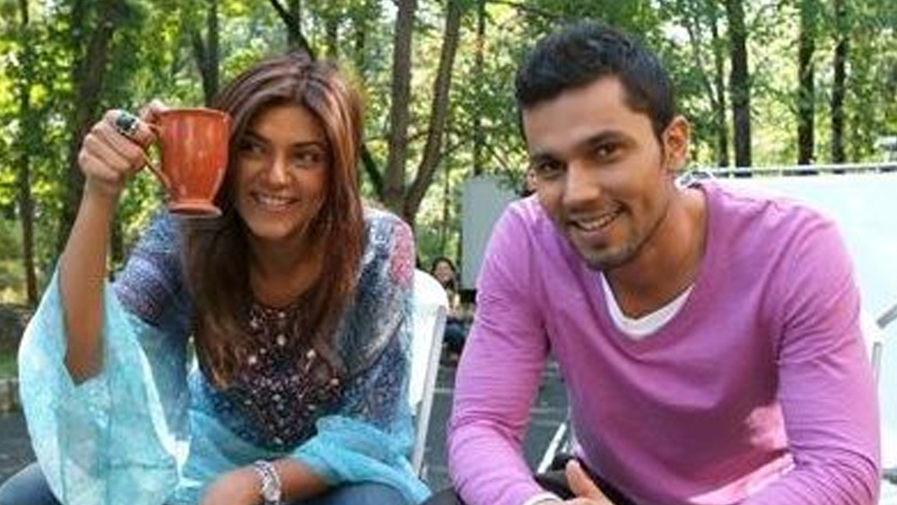 শোনা যায়, তাঁরা লিভ ইনও করতে। কিন্তু রণদীপ পরে লিভ ইনের কথা অস্বীকার করেন। তিন বছর পরে তাঁদের সম্পর্ক ভেঙে যায়। পরে রণদীপ বলেছিলেন, সুস্মিতার সঙ্গে ব্রেক আপ তাঁর জীবনের সেরা সিদ্ধান্ত। কারণ সম্পর্কে থাকার সময় তিনি শুধু সুস্মিতার চাহিদা পূরণ করতেন। নিজের জন্য সময় পেতেন না।