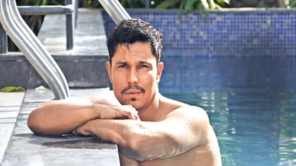 একের পর এক ছবিতে তিনি ভাল অভিনয় করেছেন। কিন্তু প্রশংসা পেয়েছেন অন্য তারকারা। ২০১৭ সালে রণদীপ একটি ছবি শেয়ার করেন। সেখানে তিনি শিখ ধর্মাবলম্বীর বেশে ছিলেন। সেটা ছিল একটি ছবির প্রস্তুতি। রাজকুমার সন্তোষীর পরিচালনায় দু’ বছর পরে ছবিটি মুক্তি পাওয়ার কথা ছিল।