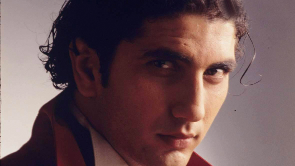 ফরাজের অভিনয়জীবন শুরু হওয়ার আগেই ১৯৮৫ সালে মারা যান ইউসুফ। তবে ফরাজের প্রথম দিকের যাত্রা খুব অমসৃণ ছিল না।