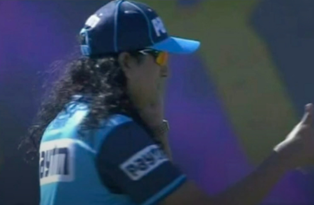 সানরাইজার্স হায়দরাবাদ এবং কলকাতা নাইট রাইডার্সের ম্যাচে তাঁকে দেখে তো সোশ্যাল মিডিয়া উচ্ছ্বসিত। কাঁধ ছাপানো কোঁকড়া চুল দেখে অনেকে ধরেই নিয়েছিলেন তিনি মহিলা।