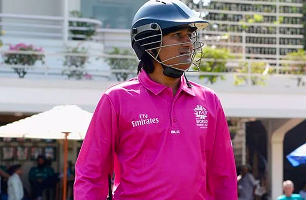২০১২ সালে মহিলাদের আন্তর্জাতিক ওয়ান ডে ম্যাচেও আম্পায়ারিংয়ের দায়িত্বে ছিলেন। ২০১৫ সালে তিনি নজর কাড়েন অন্য দিকে। সে বার আর হেয়ারস্টাইল নয়। আইসিসি-র ওয়ার্ল্ড টি-২০-র প্রস্তুতি ম্যাচে হেলমেটে মাথা ঢেকে মাঠে নেমেছিলেন তিনি।