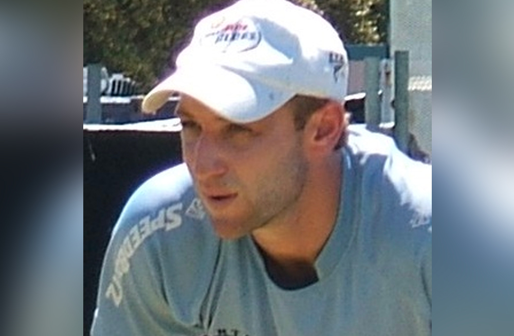 সেই সিদ্ধান্তের পিছনে যে অস্ট্রেলীয় ক্রিকেটার ফিল হিউজের মর্মান্তিক স্মৃতি রয়েছে, তা-ও জানিয়েছিলেন পশ্চিম। ২০১৪ সালে  শেফিল্ড শিল্ডে সিডনিতে সাউথ অস্ট্রেলিয়া বনাম নিউ সাউথ ওয়েলসের ম্যাচে শন অ্যাবটের বাউন্সারে মাথায় আঘাত পেয়েছিলেন হিউজ।