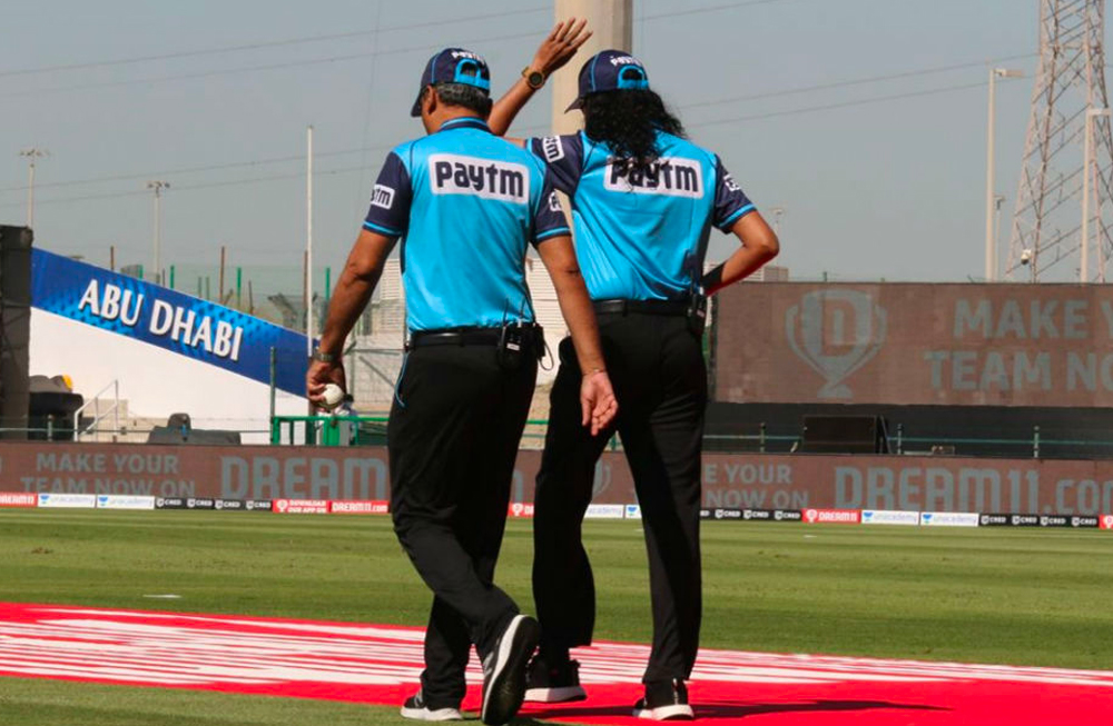 বোলারের বোলিং অ্যাকশন ঝুঁকে পড়ে খুব মন দিয়ে দেখেন পশ্চিম। তাঁর আম্পায়ারিংয়ের ধরনকে অবশ্য পুরনো ঘরানার বলে মনে করা হচ্ছে। ক্রিকেটপ্রেমীদের মতে, আধুনিক হেয়ারস্টাইল নিয়ে পুরনো ঘরানায় আম্পায়ারিং করেন পশ্চিম পাঠক।