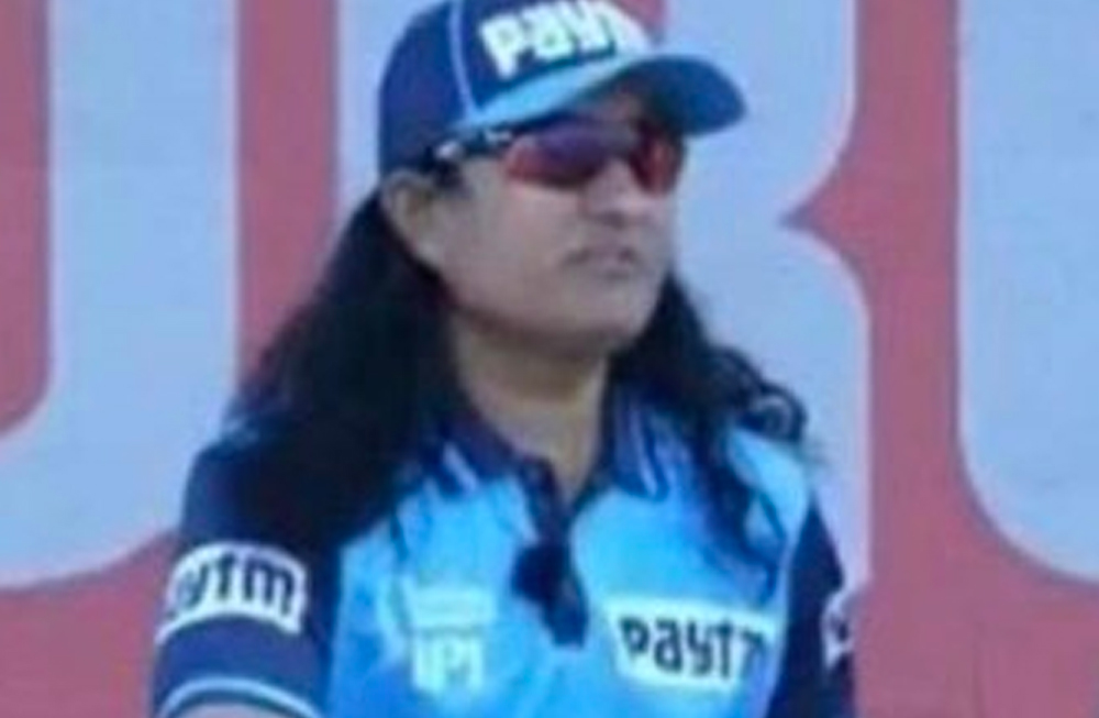 কিন্তু লম্বা চুলের কারণ কী? নিছকই কেতা নাকি এর পিছনে অন্য কারণও আছে? সে বিষয়ে এখনও কিছু বলেননি ক্রিকেট মাঠের নতুন সেনসেশন।