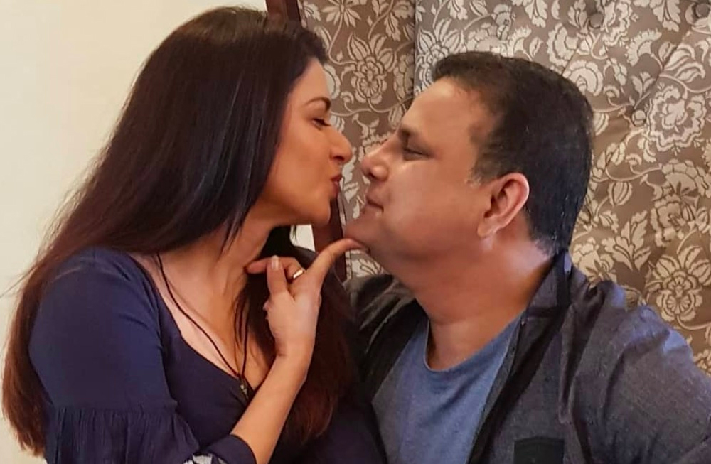 সফরের শুরুতে ভাগ্যশ্রীকে হিমালয় বলেছিলেন তিনি কিছু বলতে চান। কিন্তু শেষ অবধি বলতে আর পারেননি। শেষে ভাগ্যশ্রী বলেন, না বলা কথা বলেই ফেলতে। সঙ্গে আশ্বাস, তাঁর উত্তর সদর্থকই হবে। এর পর তাঁকে প্রোপোজ করেন হিমালয়।