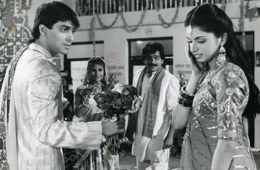 ছবিতে ‘মেহন্দি’-র যে দৃশ্য ছিল, তার দু’দিন পরেই বিয়ে হয় ভাগ্যশ্রী। কিন্তু খুব সহজে সেই বিয়ে হয়নি। ভাগ্যশ্রীর রক্ষণশীল পরিবার এই প্রেমজ বিয়েতে অসম্মত ছিল।