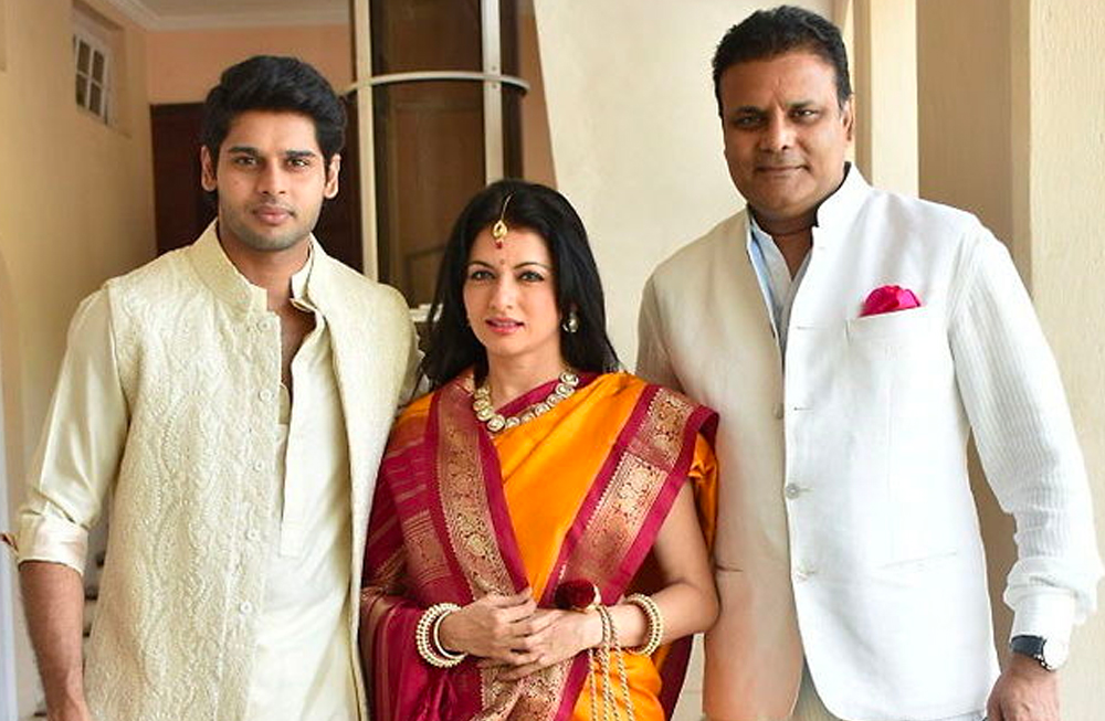 ‘ম্যায়নে প্যায়ার কিয়া’ মুক্তি পেতেই রাতারাতি সুপারস্টার হয়ে যান ভাগ্যশ্রী। বেড়ে যায় পুরুষ অনুরাগীর সংখ্যা। ফলে হিমালয় অত্যধিক পজেসিভ হয়ে পড়েন। এই পরিস্থিতিতে ভাগ্যশ্রী ঠিক করেন তিনি স্বামীর পাশেই থাকবেন।