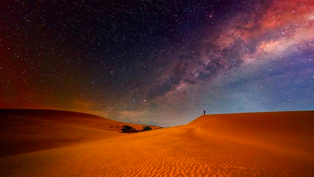 রাতের আকাশের তারাদের সঙ্গে কথা বলার জন্য মুকুলের পূর্বজন্মের ঠিকানাও জনপ্রিয়। সোনার কেল্লার ভিতরে ডক্টর হাজরা গুপ্তধন পাননি ঠিকই। কিন্তু কেল্লার বাইরে থর মরুভূমিতে তাঁবুতে বসে নক্ষত্রমণ্ডল খুঁজে বার করা অনেক পর্যটকের কাছেই খুব প্রিয়। (ছবি:সোশ্যাল মিডিয়া)