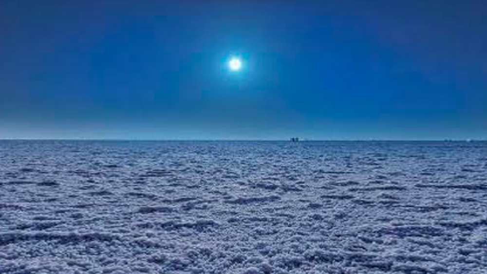 রাজস্থানের পড়শি গুজরাতেও আছে আকাশপাঠের ঠিকানা। সেটা হল কচ্ছের রান। লবণের সাদা মরুভূমিতে তাঁবু থেকে তারা-পরিচয়ের অভিজ্ঞতা নৈসর্গিক। (ছবি: সোশ্যাল মিডিয়া)