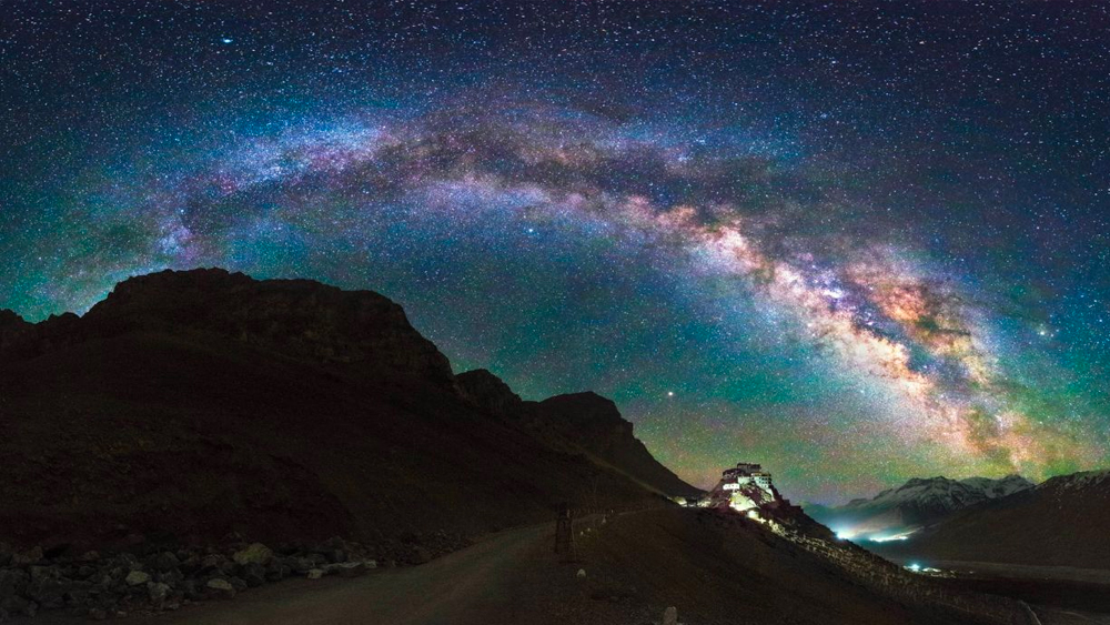একটি তারার মৃত্যু অথবা ছায়াপথে পাড়ি দিতে হিমাচল প্রদেশের স্পিতি উপত্যকা অতুলনীয়। পাহাড়ি সৌন্দর্যের সঙ্গে বাড়িতে পাওনা রাতের আকাশের মহাজাগতিক রূপ।  (ছবি: সোশ্যাল মিডিয়া)