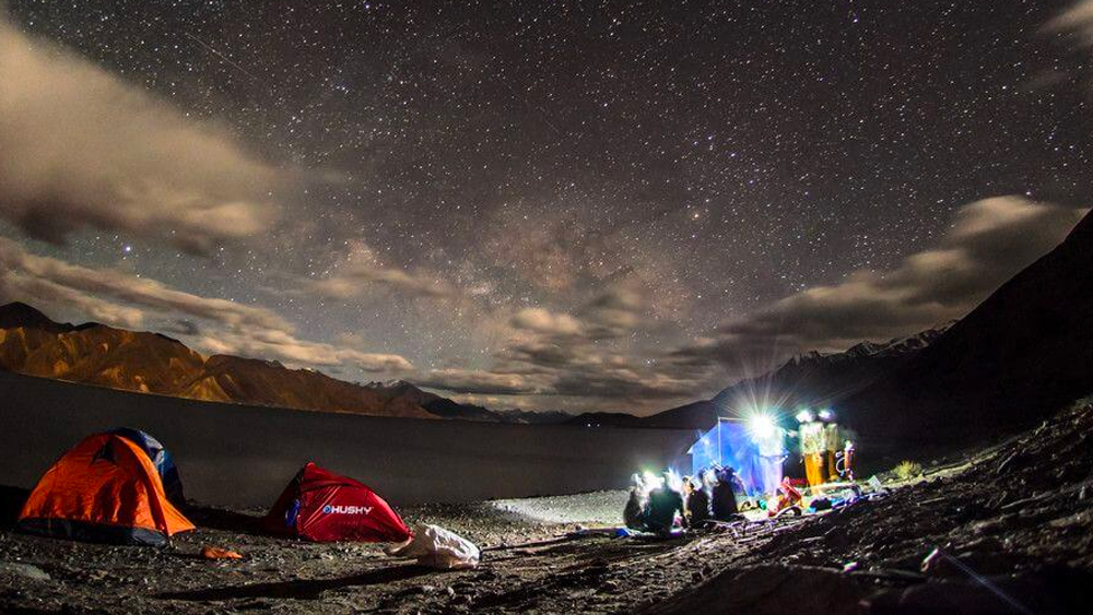 লাদাখের প্য়াংগং হ্রদ সম্প্রতি উত্তপ্ত হয়েছে রাজনৈতিক উত্তেজনায়। তবে বহু বছর ধরেই অভিযাত্রীদের পছন্দের গন্তব্য প্রাকৃতিক সৌন্দর্যের এই জলাশয়। (ছবি: সোশ্যাল মিডিয়া)