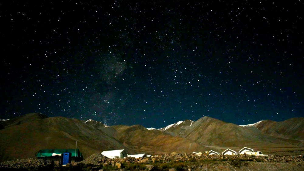 ‘থ্রি ইডিয়টস’-এর শুটিং এই হ্রদকে আরও জনপ্রিয় করেছে পর্যটকদের কাছে।প্রাকৃতিক সৌন্দর্যের পাশাপাশি প্য়াংগং হাতছানি দেয় তার রাতের আকাশ সঙ্গে নিয়েও। (ছবি: সোশ্যাল মিডিয়া)