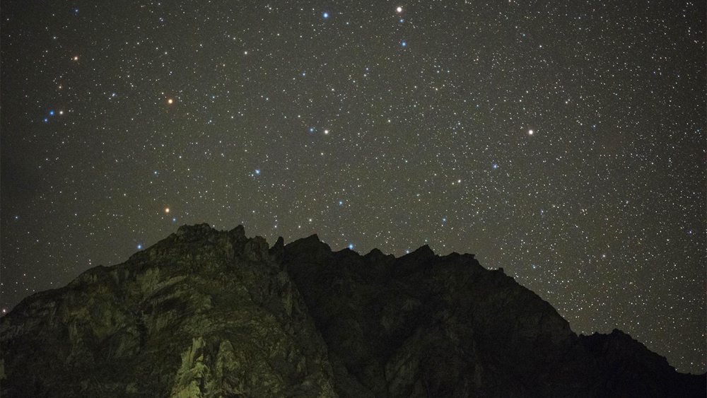 লাদাখে শাইয়োক নদীর পাশে  বরফে ঢাকা পাহাড়ের মাঝে নুব্রা উপত্যকায় তুরতুক গ্রাম। উৎসাহীদের মতে, তারাদের সঙ্গে কথা বলার সেরা ঠিকানা দুষণমুক্ত এই ছোট্ট পাহাড়ি গ্রাম। (ছবি: সোশ্যাল মিডিয়া)