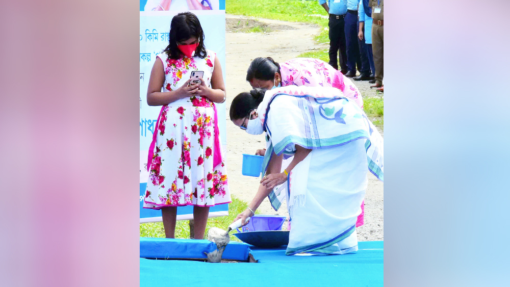 সূচনা: রাস্তা তৈরির কাজের সূচনা মুখ্যমন্ত্রীর। বৃহস্পতিবার শিলিগুড়ির ফুলবাড়ি এলাকায়। ছবি: স্বরূপ সরকার