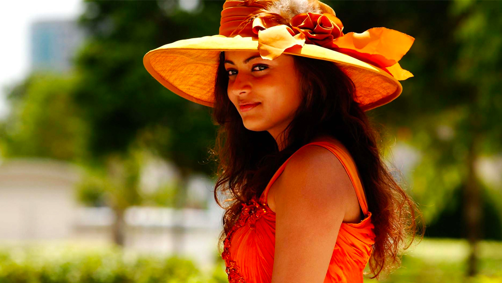 শুধু চেহারা-ই নয়। ঐশ্বর্যার সঙ্গে স্নেহার অন্য় সূত্রেও সম্পর্ক আছে।  কর্নাটকের যে জনগোষ্ঠীতে ঐশ্বর্যার জন্ম, সেই তুলু  গোষ্ঠীর সঙ্গে পিতৃসূত্রে সম্পর্ক আছে স্নেহারও। তাঁর মা সিন্ধি ।