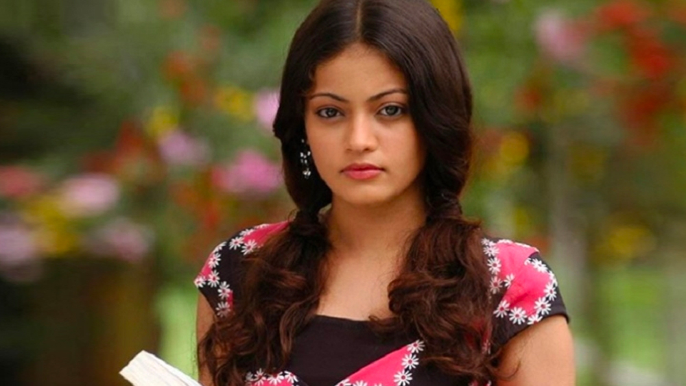 ইন্ডাস্ট্রির অন্দরমহলে কান পাতলে শোনা যায়, চেহারাগত দিক দিয়ে অ্য়াশের সঙ্গে সাদৃশ্য থাকার জন্যই সমলন তাঁকে সুযোগ দিয়েছিলেন। স্নেহার মধ্যে সদ্য ভাঙা প্রেমের ক্ষত প্রশমিত করতে চেয়েছিলেন সল্লু মিয়াঁ।