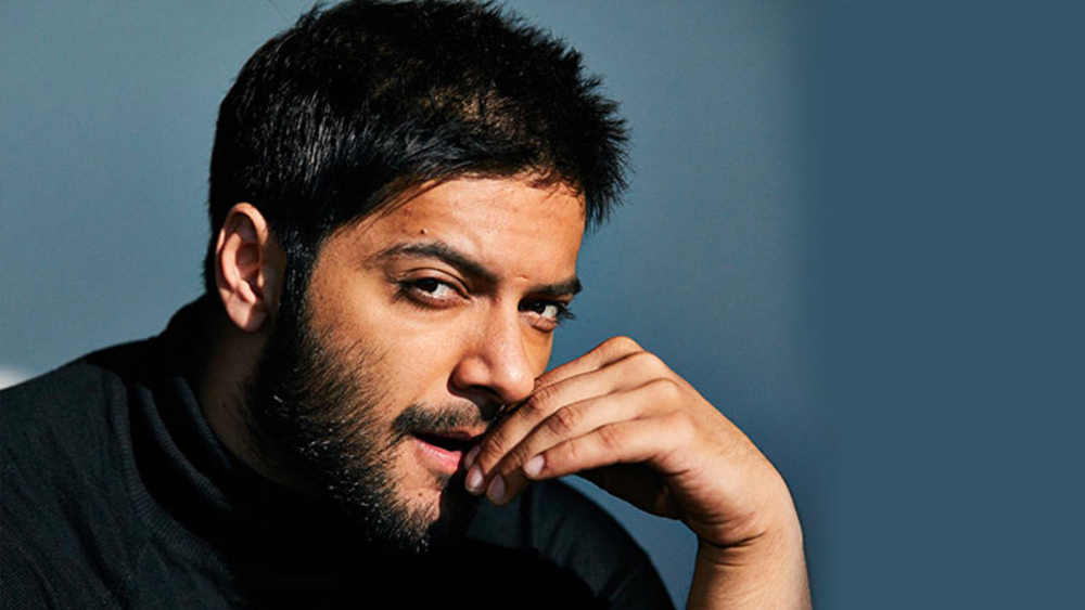 থিয়েটারজীবনেই শুরু ছবিতে অভিনয়ও। ২০০৮ সালে তিনি অভিনয় করেন ইন্দো মার্কিন ছবি ‘দ্য আদার এন্ড অব লাইফ’-এ। তবে এই ছবি ব্যর্থ হয়। অনুচ্চারিত থেকে যায় আলির পারফরম্যান্সও।