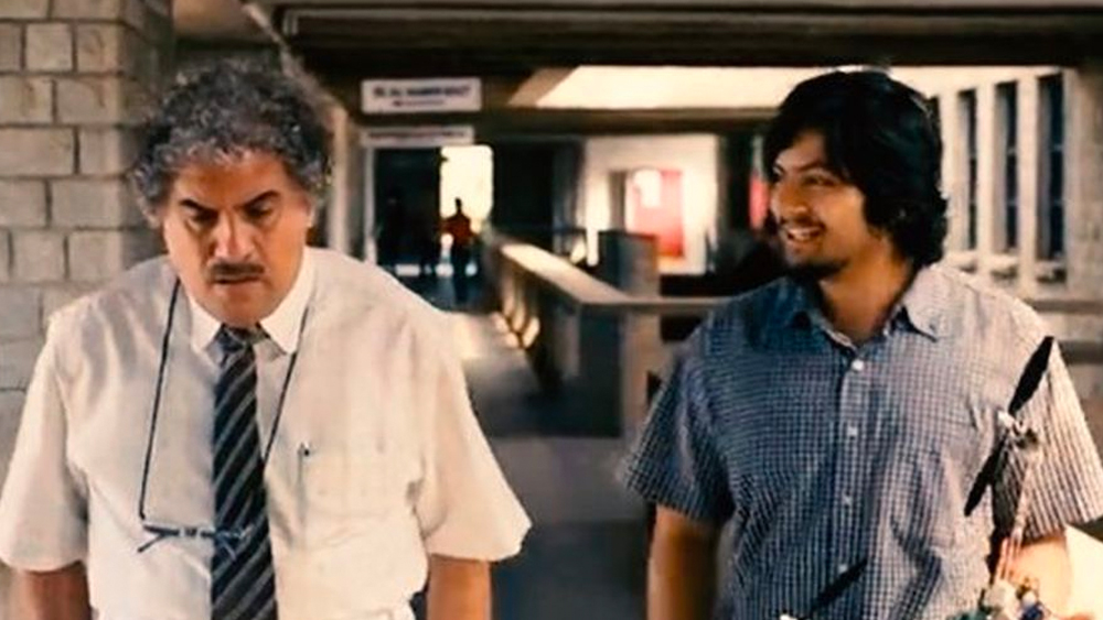 হতাশ আলি আবার ফিরে যান থিয়েটারে। এ বার তিনি সুযোগ পান রাজকুমার হিরানির ছবি ‘থ্রি ইডিয়টস’-এ। ছবিতে তিনি অভিনয় করেছিলেন জয় লোবোর চরিত্রে। যিনি ড্রোন বানিয়েছিলেন। কিন্তু কেরিয়ারের চাপ সহ্য করতে না পেরে আত্মহত্যা করেছিলেন।